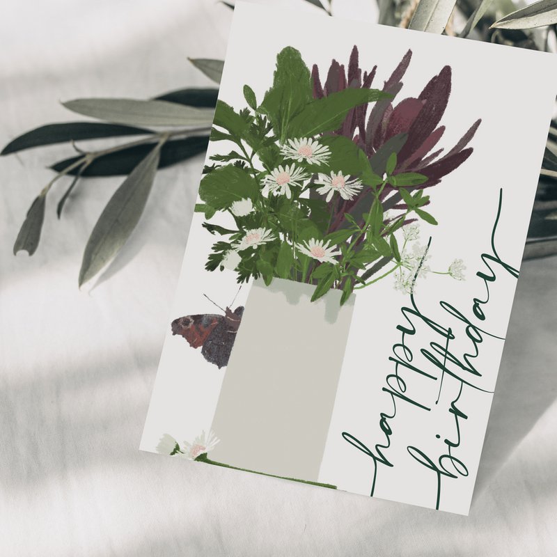 Verjaardagskaart 'happy birthday' met bloemenvaas en vlinder