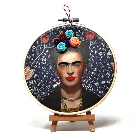 Handgefertigte Stickrahmen-Wandkunst – Frida-Kahlo-Portrait – Textile Wanddekoration (10/15 cm)