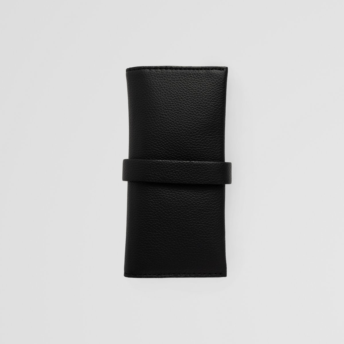 Minimalistyczne czarne skórzane etui na zegarek. Skórzane etui na zegarki.