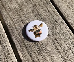  Circular fridge magnet with watercolor animal motif, featuring a cool cow design. Diameter of 3.8 cm.