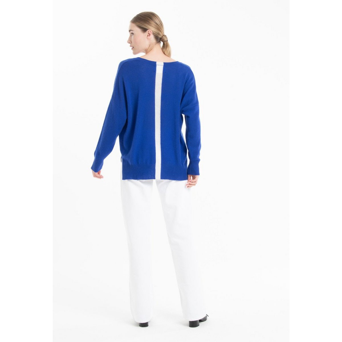NAMI 23 Maglia in cashmere con scollo a V e riga blu petrolio/ecrù