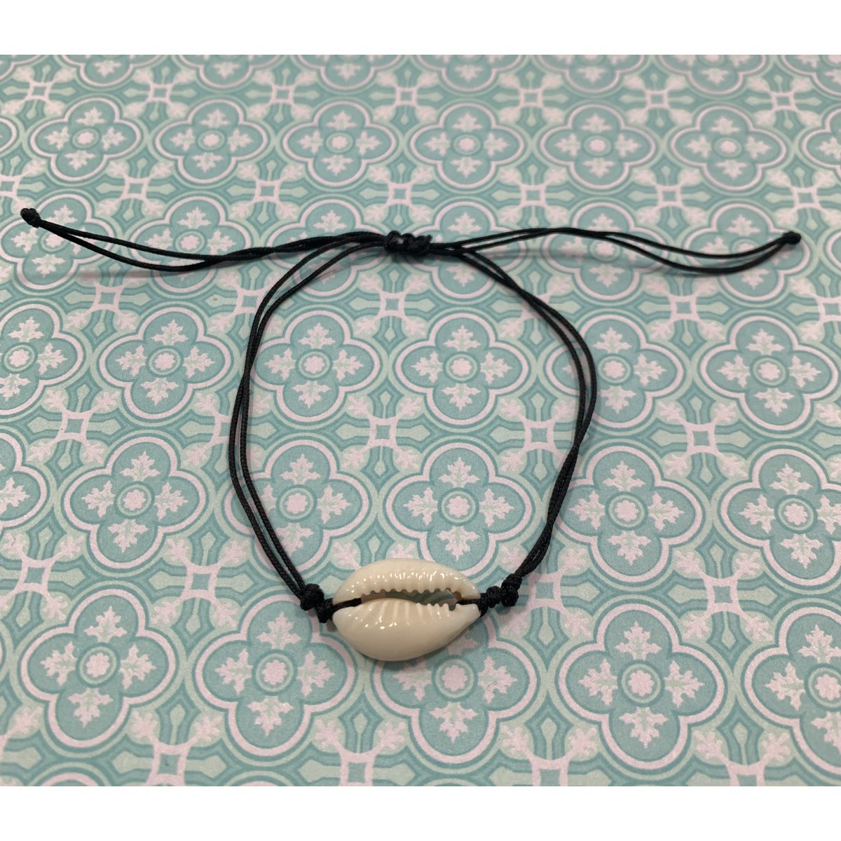 Cowry bracelet black