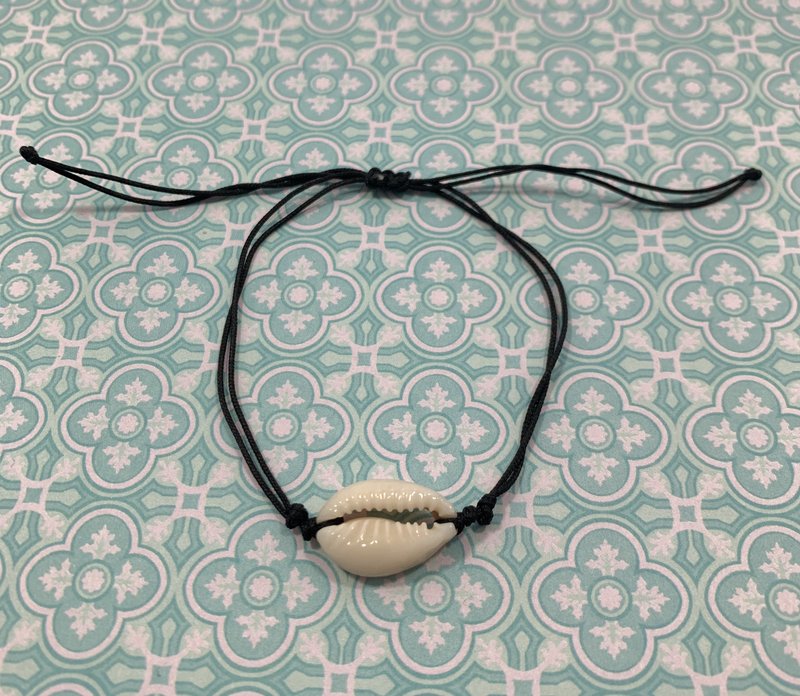 Cowry bracelet black