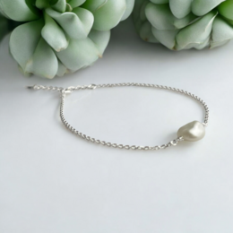 Elegant 925 Sterling Silver Bracelet with Wire Wrapped Baroque Keshi Pearl - 7cm + 4cm Extension | Timeless elegance in soft white, suitable for allergy sufferers - ARM925-27