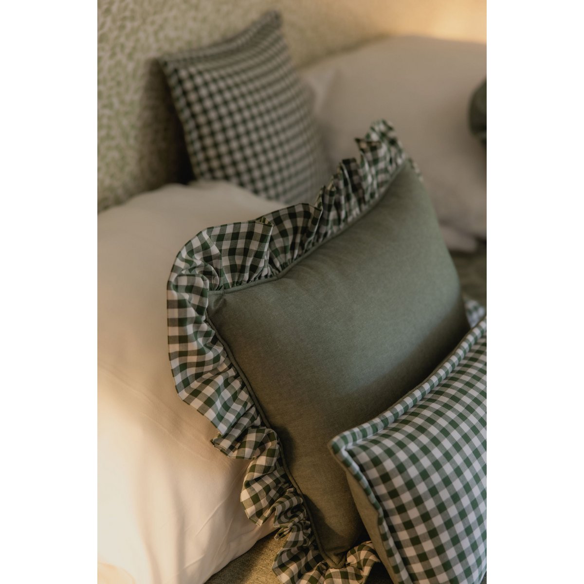 Decorative pillow with ruffle "Sage check"