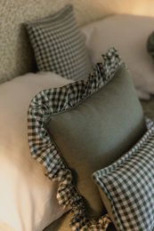 Decorative pillow with ruffle "Sage check"