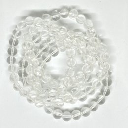 A lithotherapy bracelet made of clear rock crystal beads. The bracelet is available in sizes ranging from 13 cm to 18 cm.
