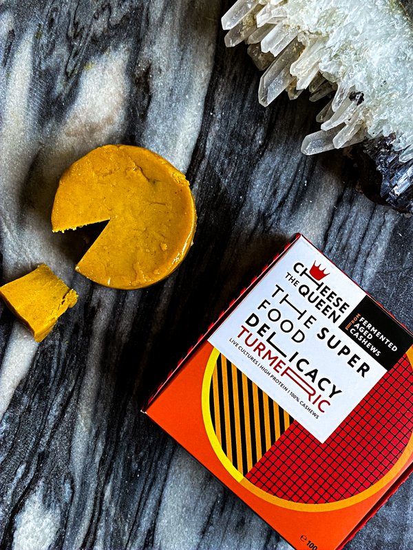 Cheese the Queen „Turmeric“ gereifte Delikatesse aus fermentierten Cashewnüssen