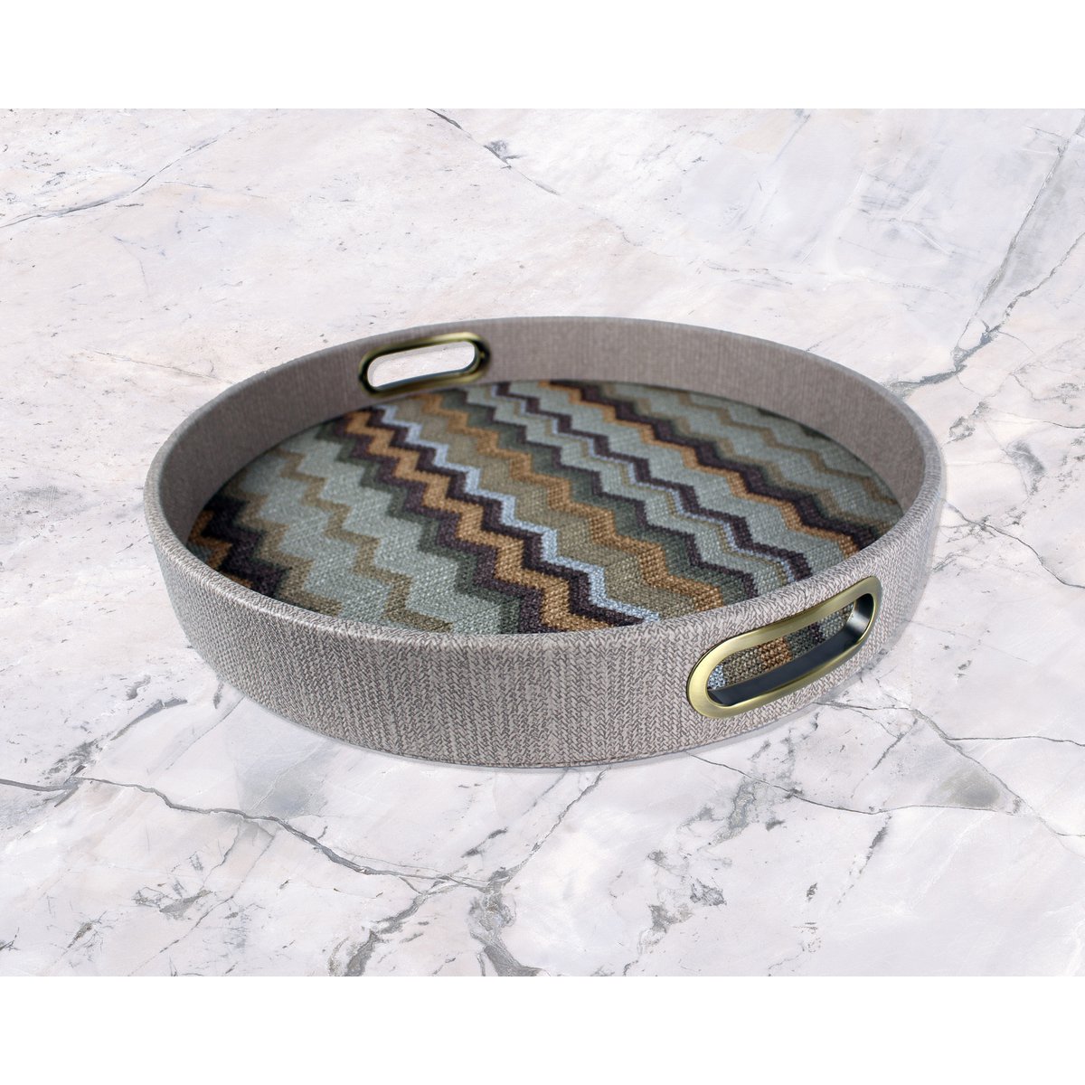 Rond bruin dienblad met zigzagpatroon met messing handgrepen