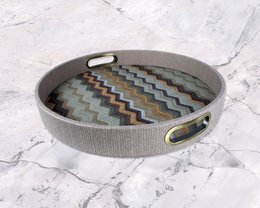 Rond bruin dienblad met zigzagpatroon met messing handgrepen