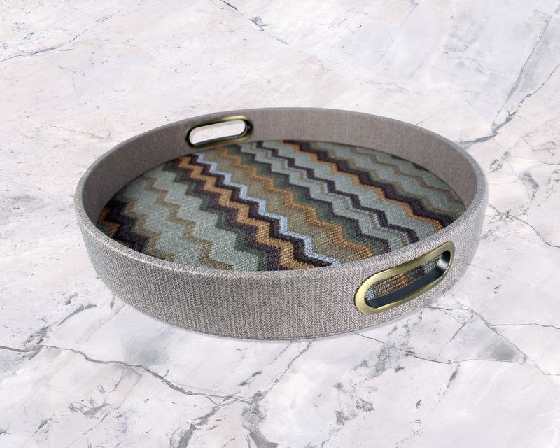 Rond bruin dienblad met zigzagpatroon met messing handgrepen
