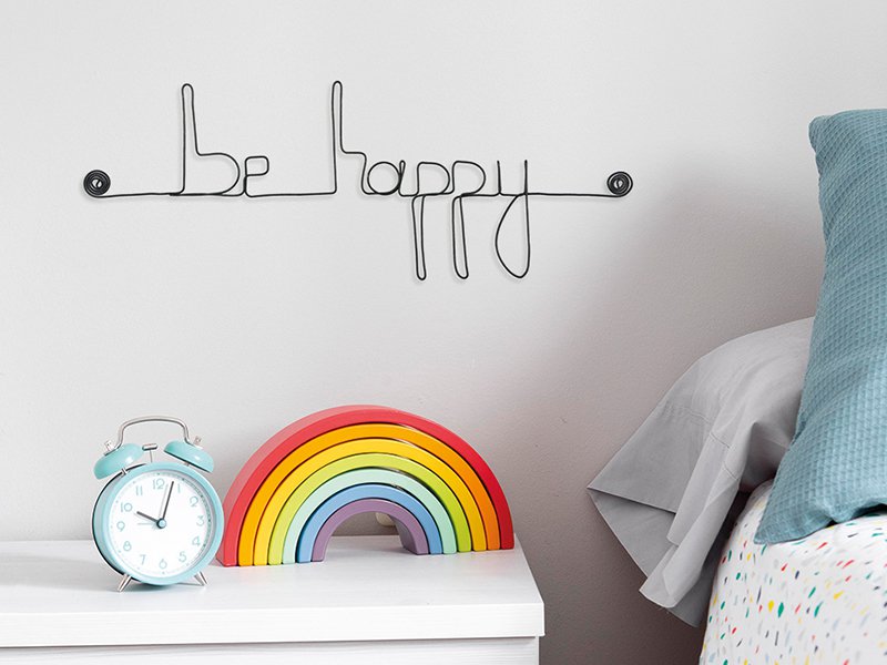 Wanddekoration aus Draht mit dem Wort „Be happy“
