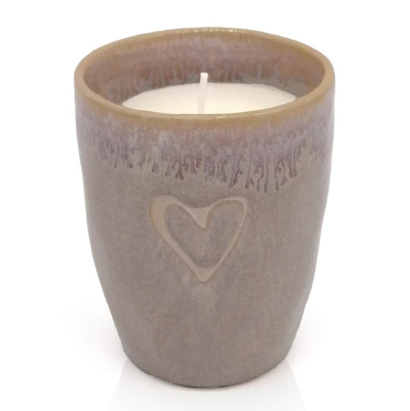 Stoneware candle in the “Heart” cup sand