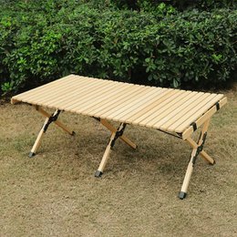 Klappbarer Holztisch zum Camping