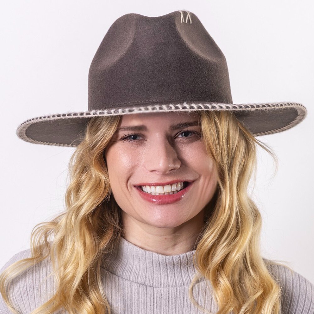 CAPPELLO IN FELTRO A TENDA LARGA - uncinetto