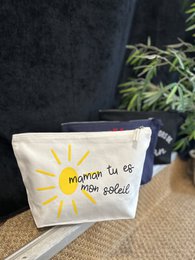  Ecru toiletry bag with text "Maman tu es mon soleil" (Mom, you are my sunshine), navy toiletry bag with text "Perfect Mother of Love", and black toiletry bag with text "Mom's little treasures".