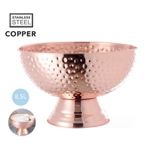 ELEGANT CHAMPAGNE COOLER MADE IN STAINLESS STEEL WITH GALVANISED COPPER COATING. CAPACITY 8.5 L. WITH AN ATTRACTIVE DESIGN IN GLOSSY FINISH, IT IS THE PERFECT ACCESSORY TO SERVE COLD DRINKS WITH STYLE. PRESENTED IN AN INDIVIDUAL BLACK DESIGN BOX