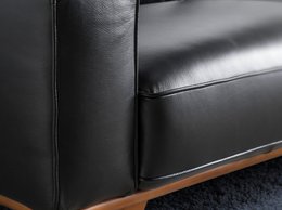 Poltrona rivestita in pelle e gambe in legno di Noce