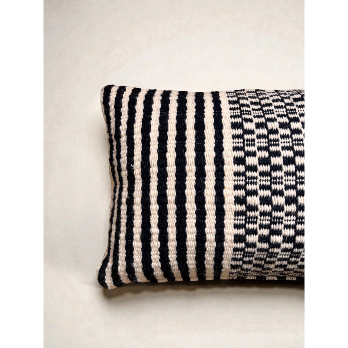 Heritage Line kussen - zwart - 40 x 60 cm