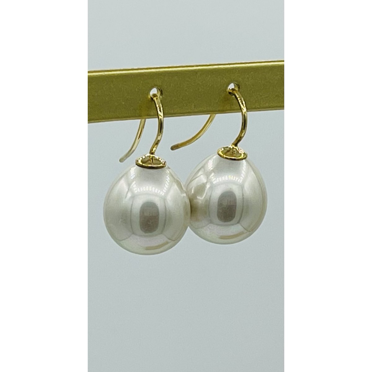 Orecchini di perle classici nel colore beige