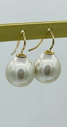 Pendientes de perlas clásicos en color beige.