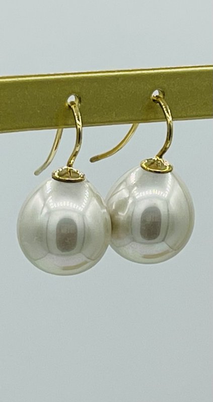 Pearl earrings classic in the color beige