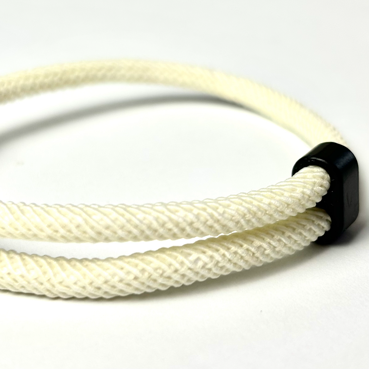 Pulsera de cuerda blanca