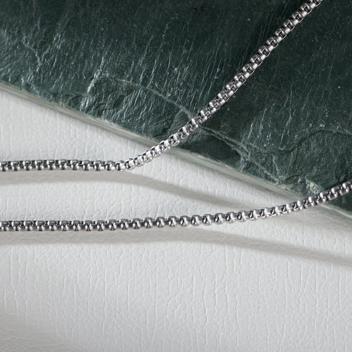 Collier à charme de guitare et corne
