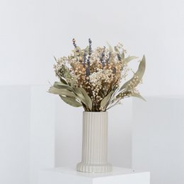 Forårsmelodi: harmoni af lavendel, glixia og eukalyptus i en tørret blomsterbuket