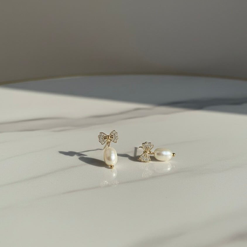 Luna Belle – Goldene Schleifenohrringe mit Süßwasserperle – Handgefertigt in Italien
