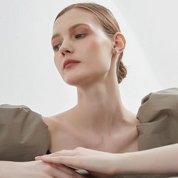 Ear Cuff in argento dal design fluido e minimalista, un paio
