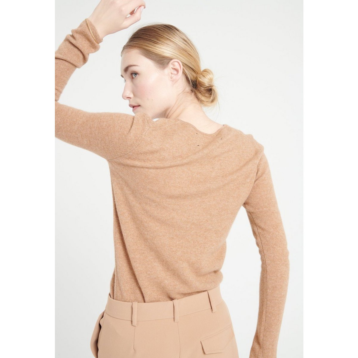 LILLY 2 Pull col V en cachemire camel