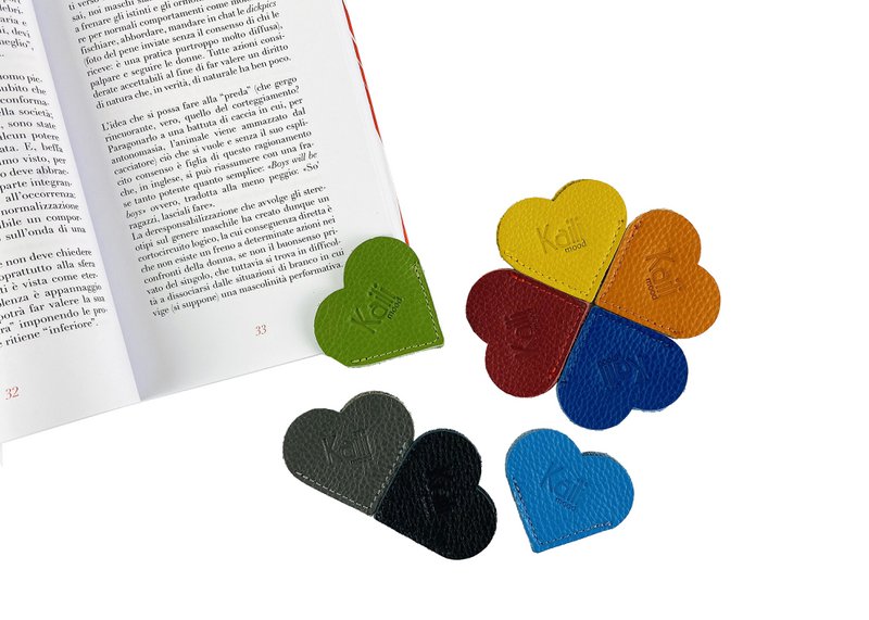 K0038OB | Made in Italy Heart Bookmark in genuine full-grain leather, dollar grain - Light blue color - Dimensions: 6 x 5.5 x 0.5 cm - Packaging: rigid bottom/lid Gift Box