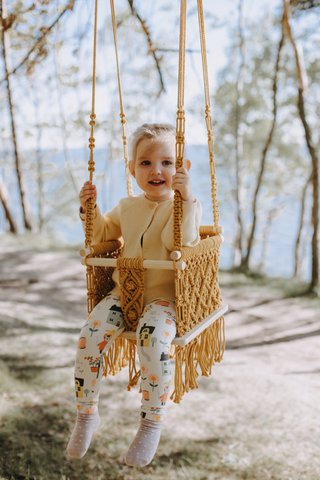 Makramee-Babyschaukel in Senffarbe