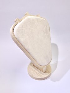 Natuurlijk houten display elegante en stabiele sieraden
