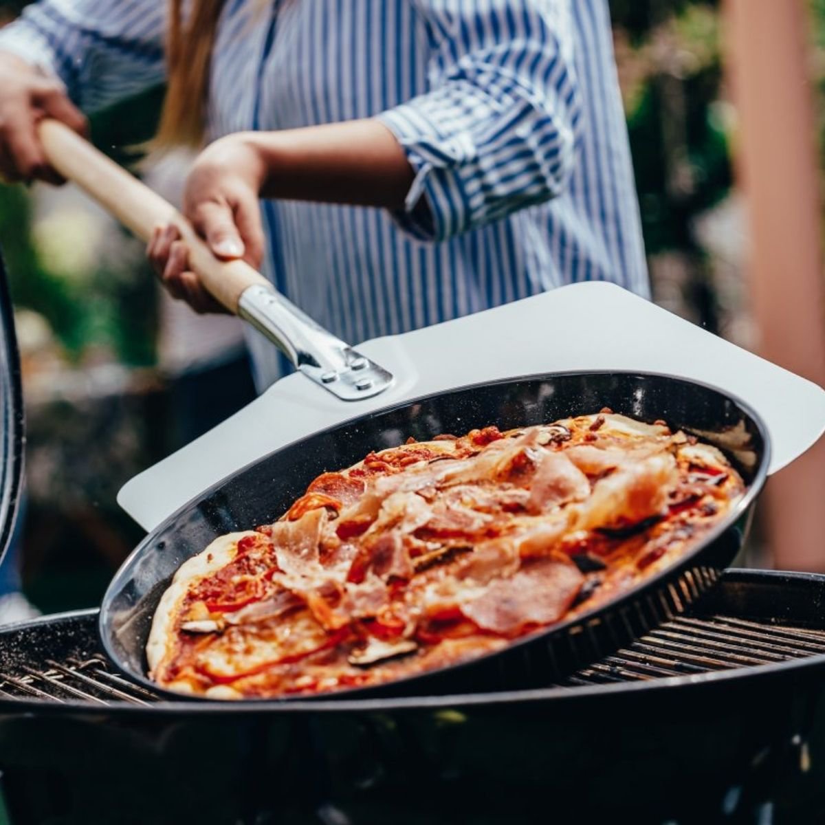 Set of 2 round perforated pizza plates, oven and barbecue 32 cm FM Professional Barbecue