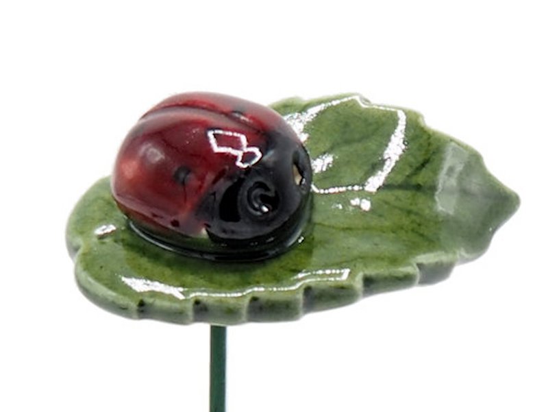 Ladybug on leaf planter ceramic 4 cm
