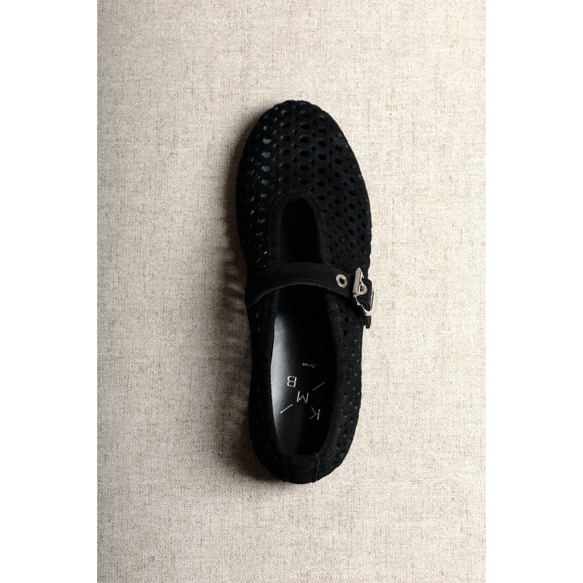 CARROLL BLACK SUEDE – Ballerinas aus perforiertem Wildleder mit Schnalle