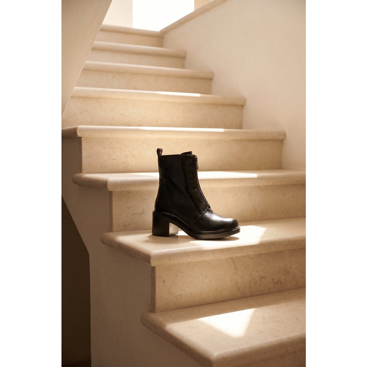 NOELIA BLACK – Stiefeletten aus rissigem Leder mit Frontreißverschluss