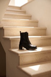 NOELIA BLACK – Stiefeletten aus rissigem Leder mit Frontreißverschluss
