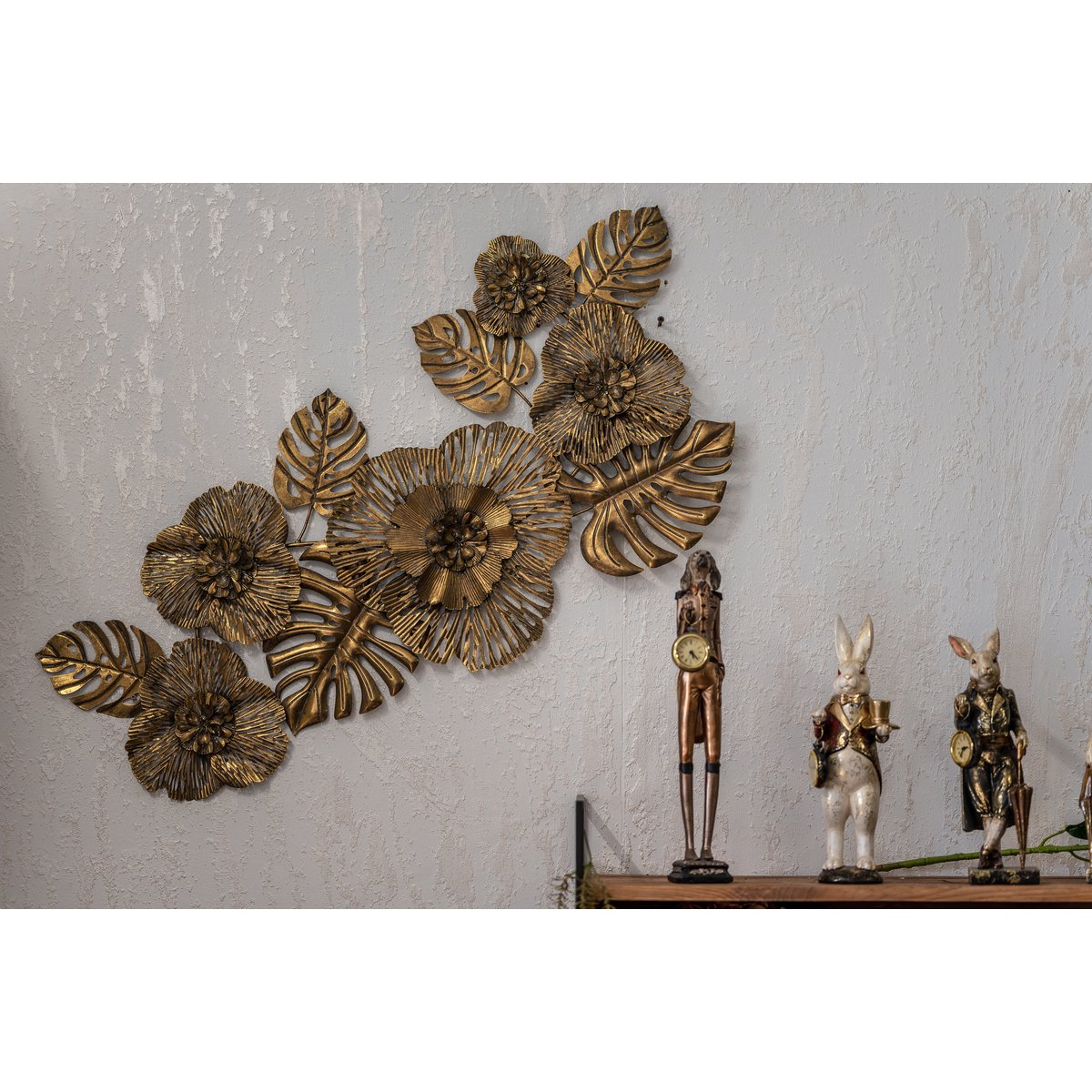 Fries aus Blättern und Blüten aus goldfarbenem Metall, 110 x 47 cm