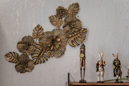 Fries aus Blättern und Blüten aus goldfarbenem Metall, 110 x 47 cm