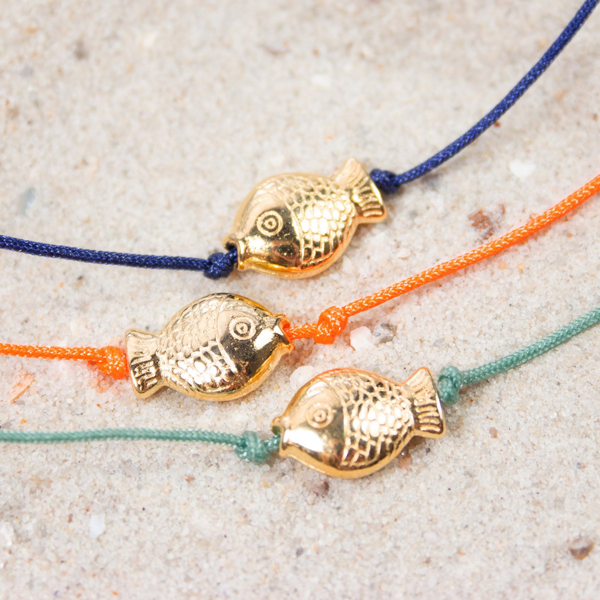 Bracciale su cartoncino - Pesce d'Oro - Controcorrente - Ciondolo placcato oro 24K - Macramé - Cartoncino riciclato DIN A6 - Collezione marittima