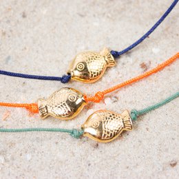 Bracciale su cartoncino - Pesce d'Oro - Controcorrente - Ciondolo placcato oro 24K - Macramé - Cartoncino riciclato DIN A6 - Collezione marittima