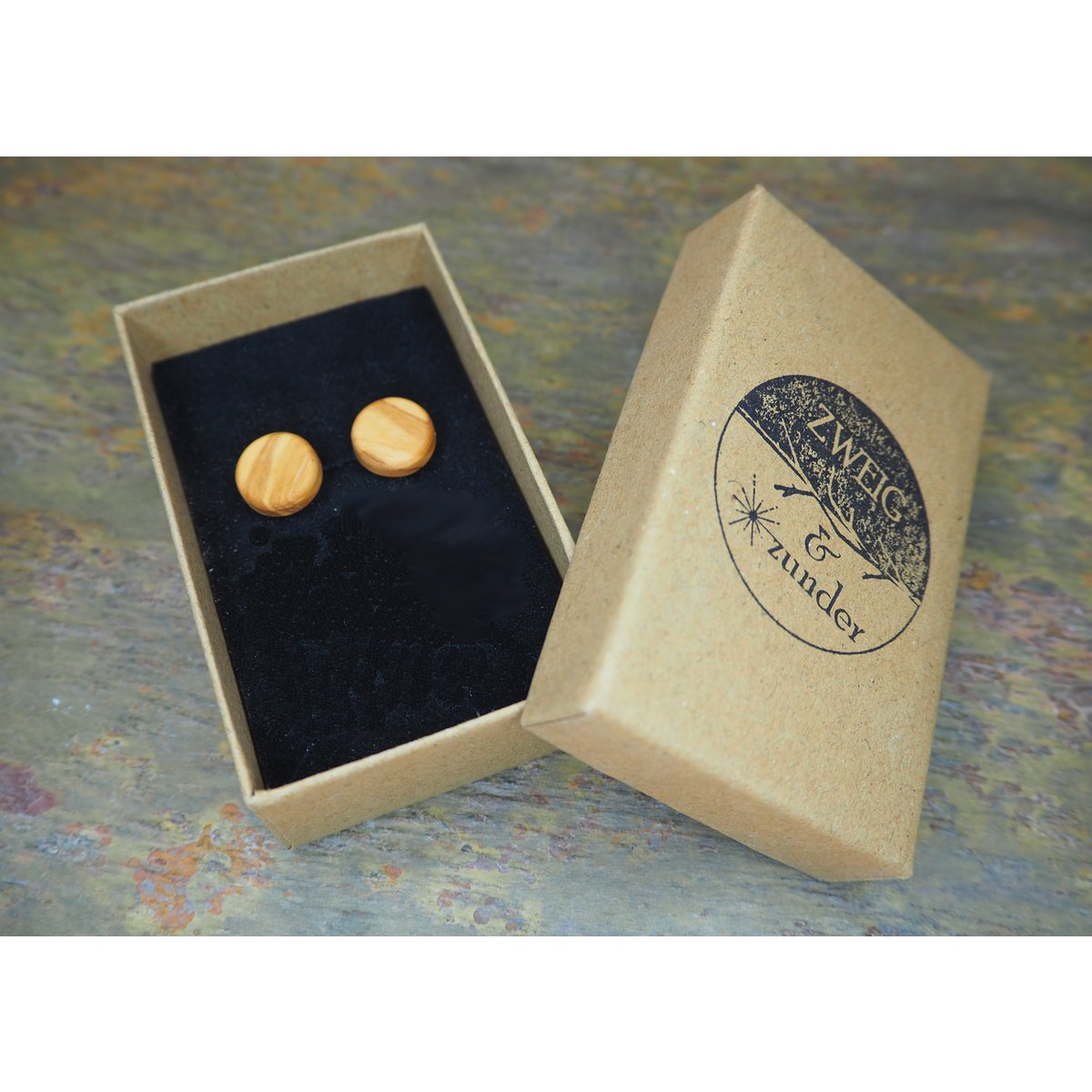 Boucles d'oreilles clous 12 mm en véritable bois d'olivier naturellement maîtrisé, design arrondi et élégant, beau grain marron