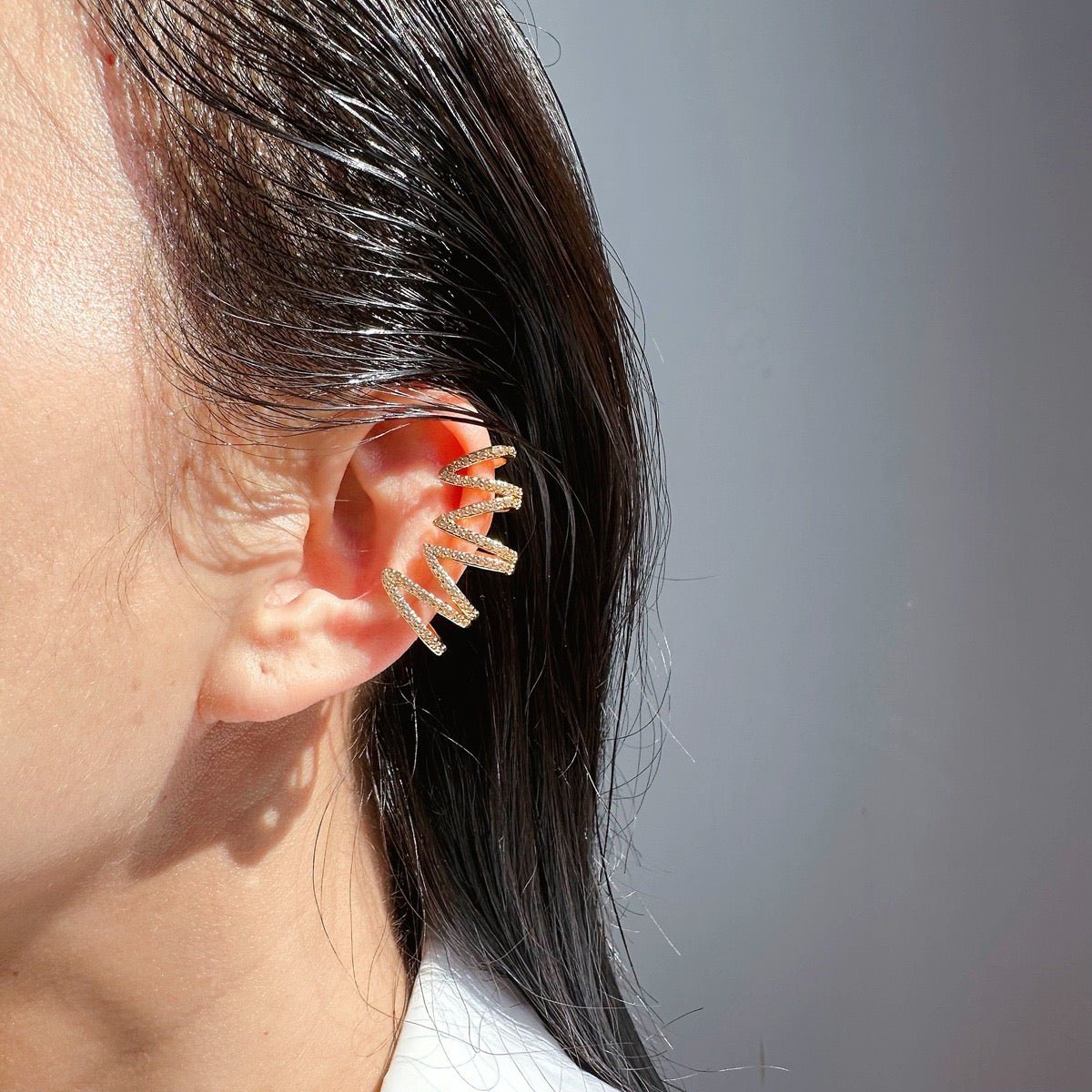 Polsino auricolare avvolgente con pavé geometrico