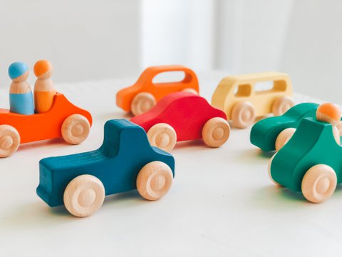 Hölzernes Auto-Set - Regenbogenautos mit Peg-Puppen - Pretend Play - Lernspielzeug - Autos - Regenbogenspielzeug - Lernspielzeug