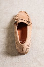BINITA BEIGE – Wildleder-Mokassins im Kiowa-Stil mit Fransendetail