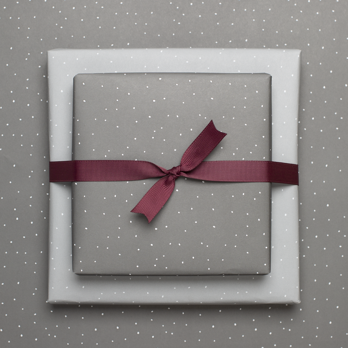 Lichtgrijs verpakking papier met punten - ideaal als inpakpapier voor bruiloft of voor geschenken voor geboorte of doop, neutraal inpakpapier