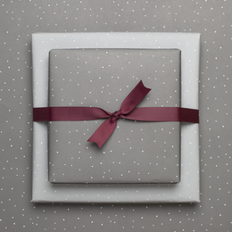 Hellgraues Geschenkpapier mit Punkten - ideal als Geschenkpapier für Hochzeit oder für Geschenke zur Geburt oder zur Taufe, neutrales Geschenkpapier